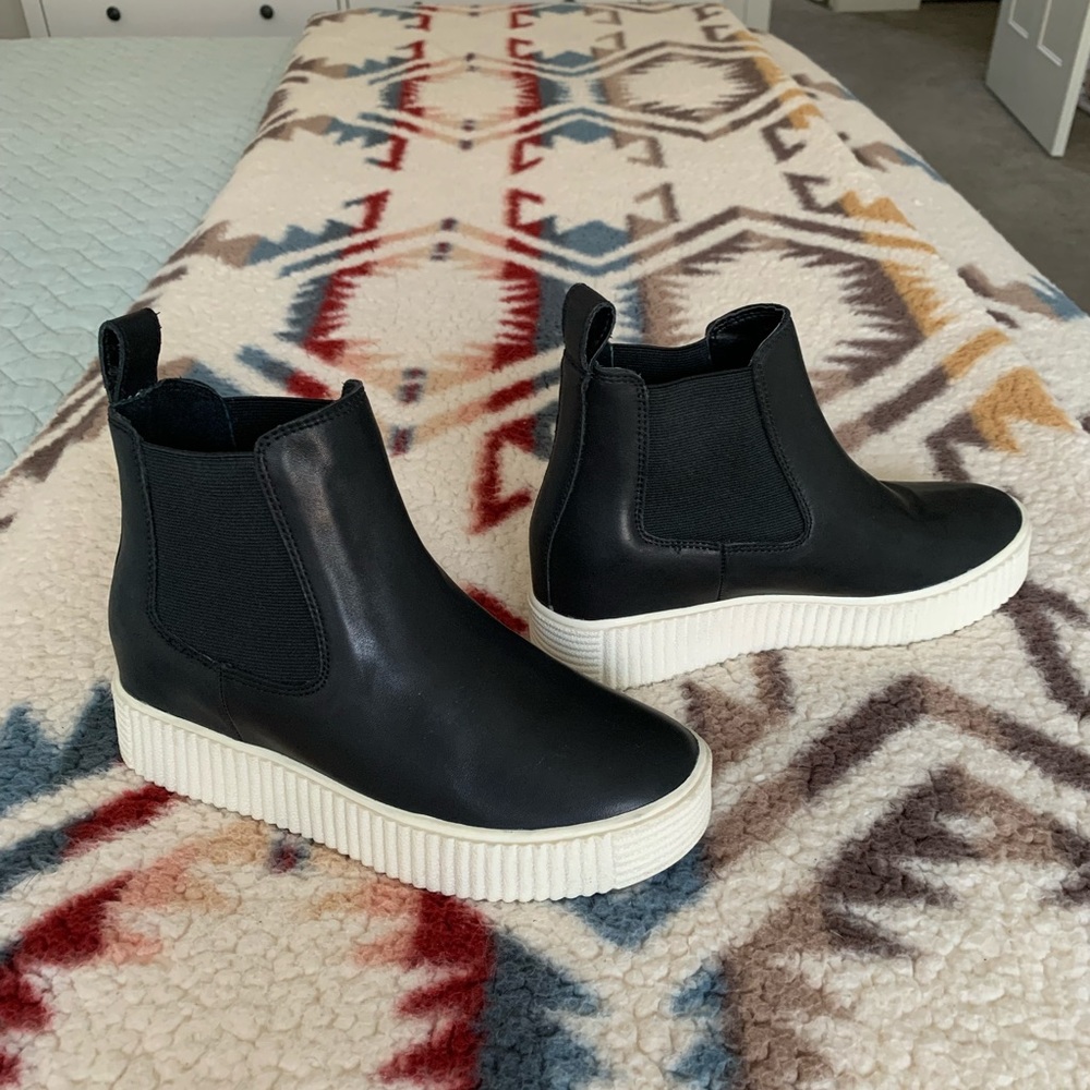DOLCE VITA - Cola H20 Sneaker Wedge (size 7…fits 6.5)